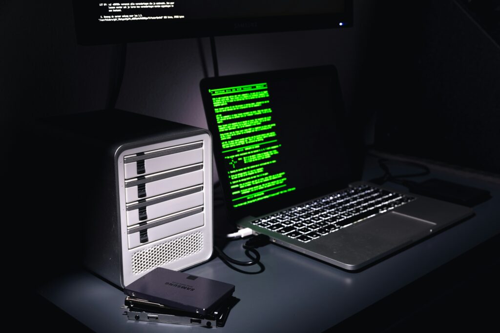 Externe Festplatten und Laptop mit grünem Terminaltext
